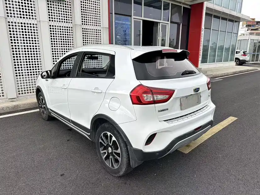 Фото 25 - Geely Vision X3