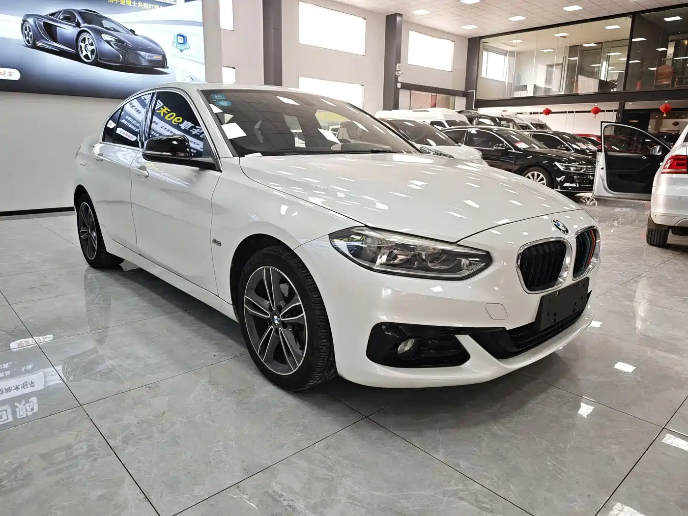 BMW 1 Series 2018 118i Sport Edition фото 3