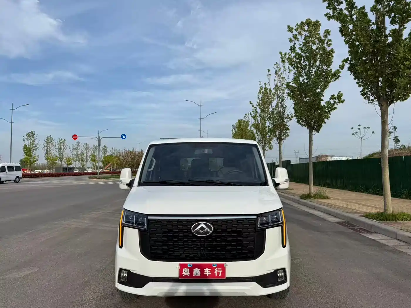 SAIC Maxus Xintu V80 2024 Aoyun 6AMT Short Wheelbase Ultra-low Roof 147Ps 7/8/9-seater фото 2