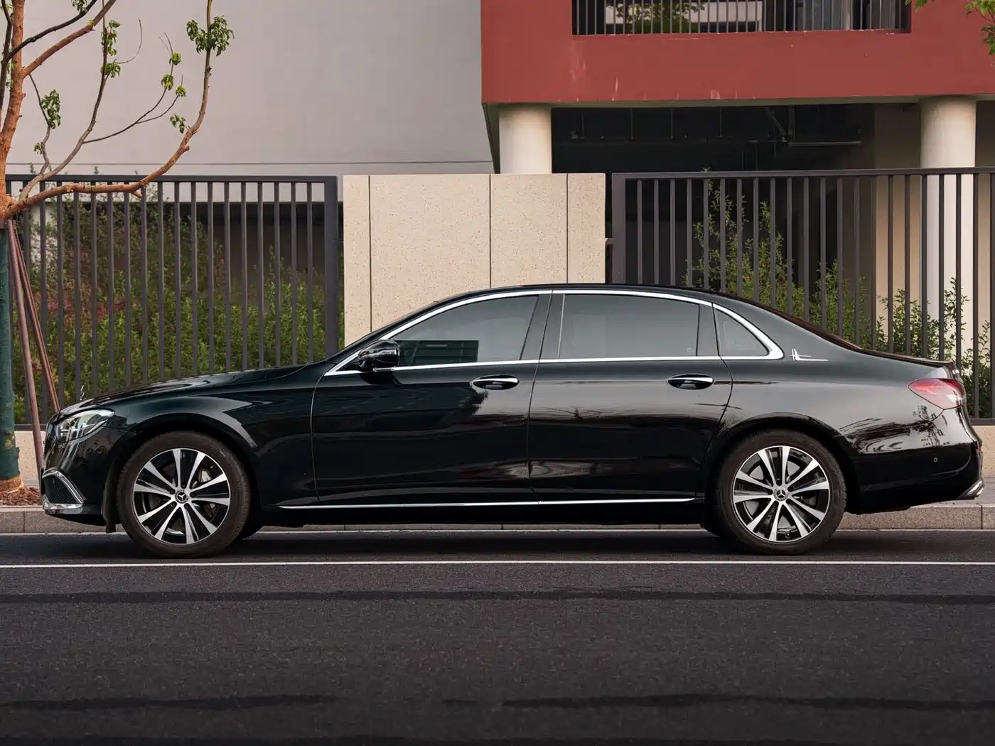 Mercedes-Benz E-Class New Energy 2022 E 350 e L Plug-in Hybrid Sedan фото 3
