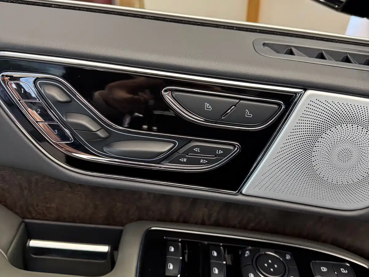 Фото 22 - Lincoln Navigator