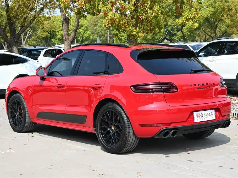 PORSCHE MACAN