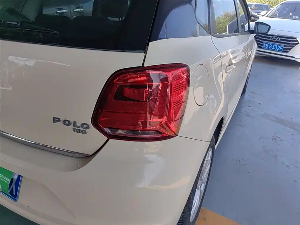 Volkswagen Polo 2016 1.6L Automatic Luxury фото 8