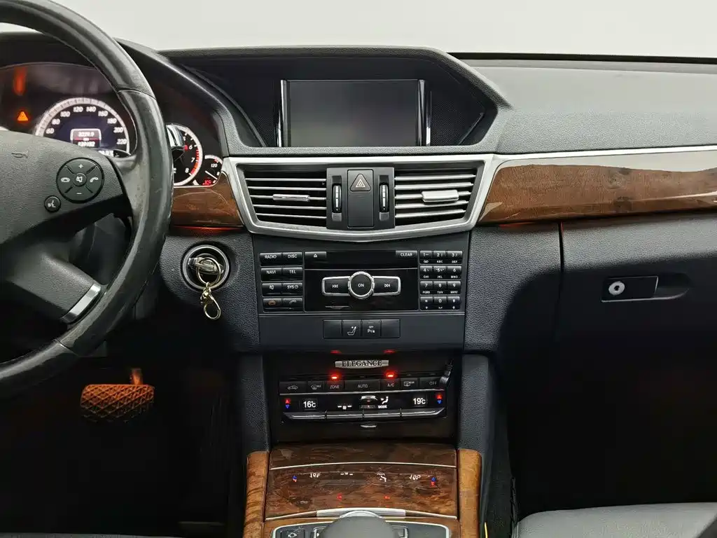 صورة 12 - Mercedes-Benz E-Class
