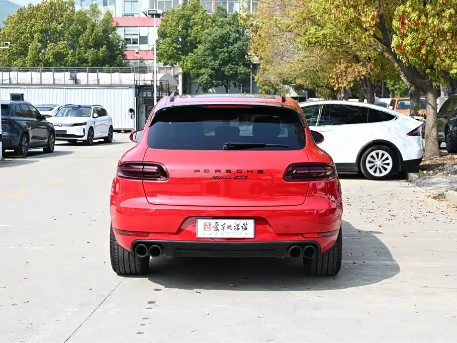 PORSCHE MACAN