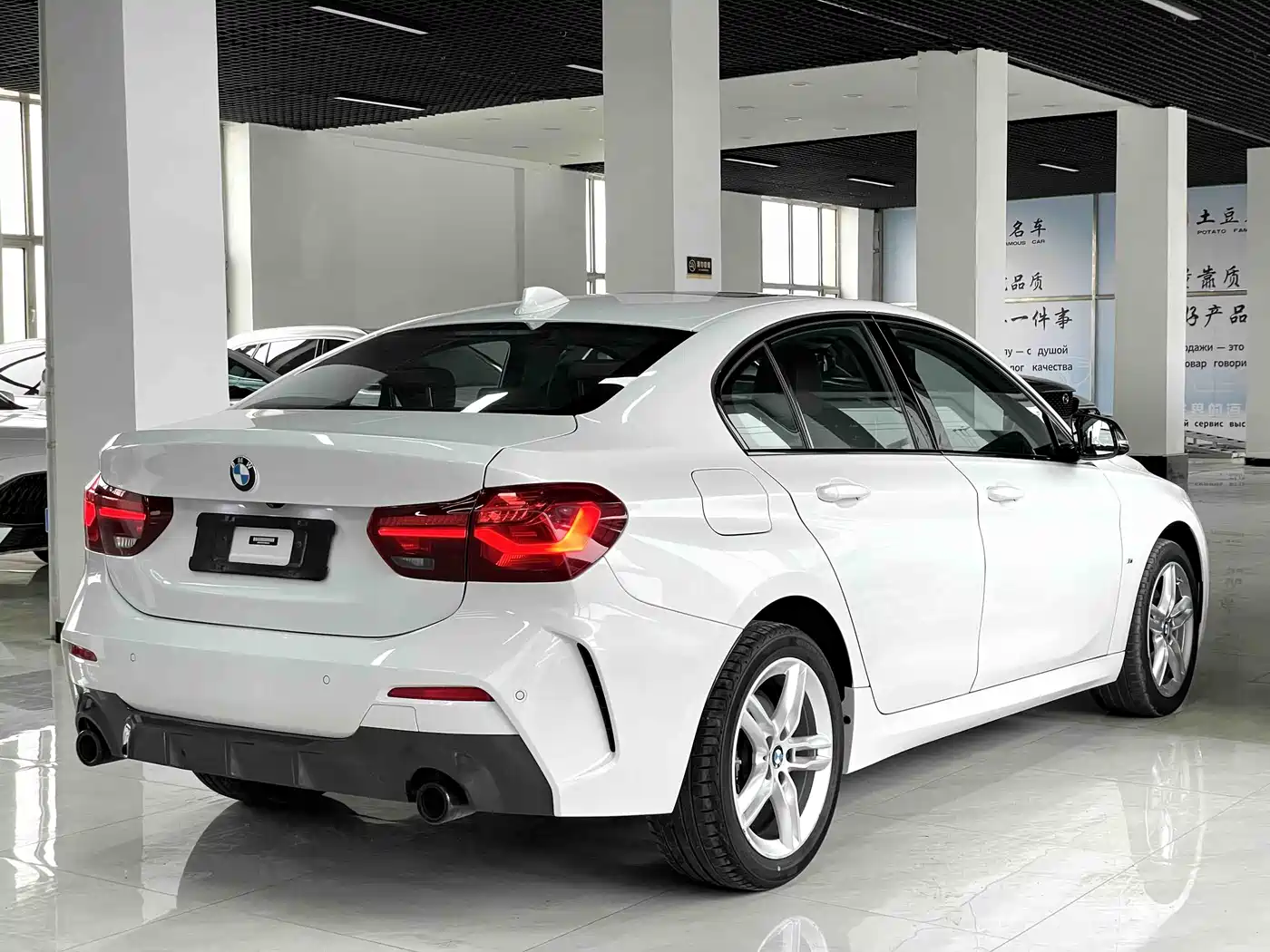 BMW 1 Series 2023 120i M Sport Radiance Edition фото 4