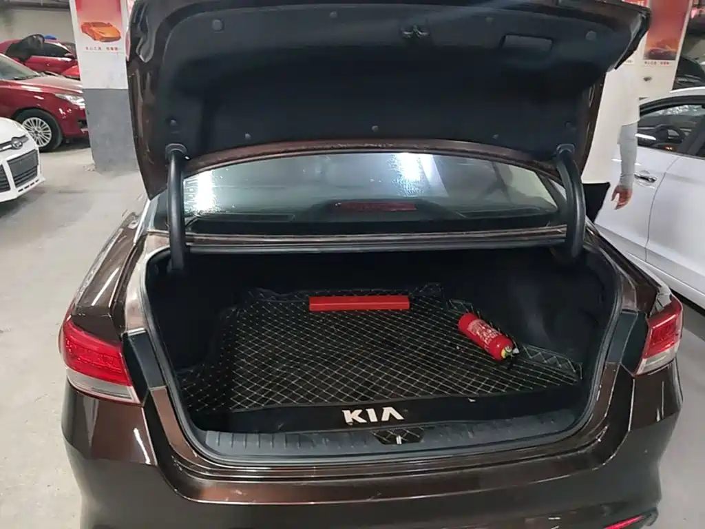 Photo 19 - Kia K5
