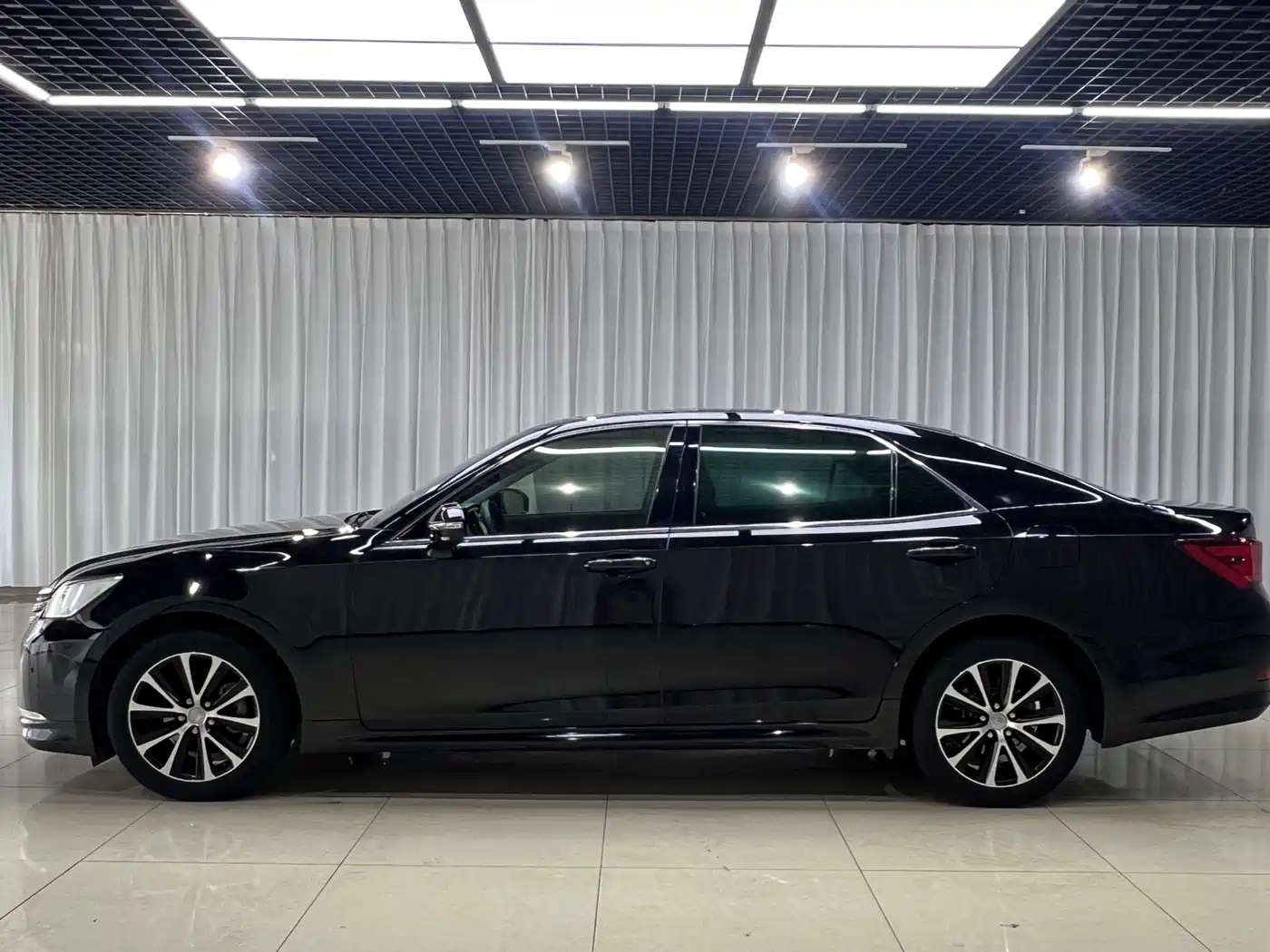 Фото 3 - Toyota Crown