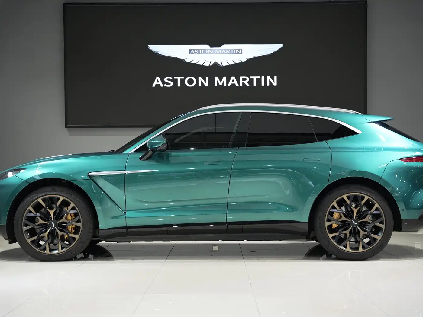 ASTON MARTIN DBX