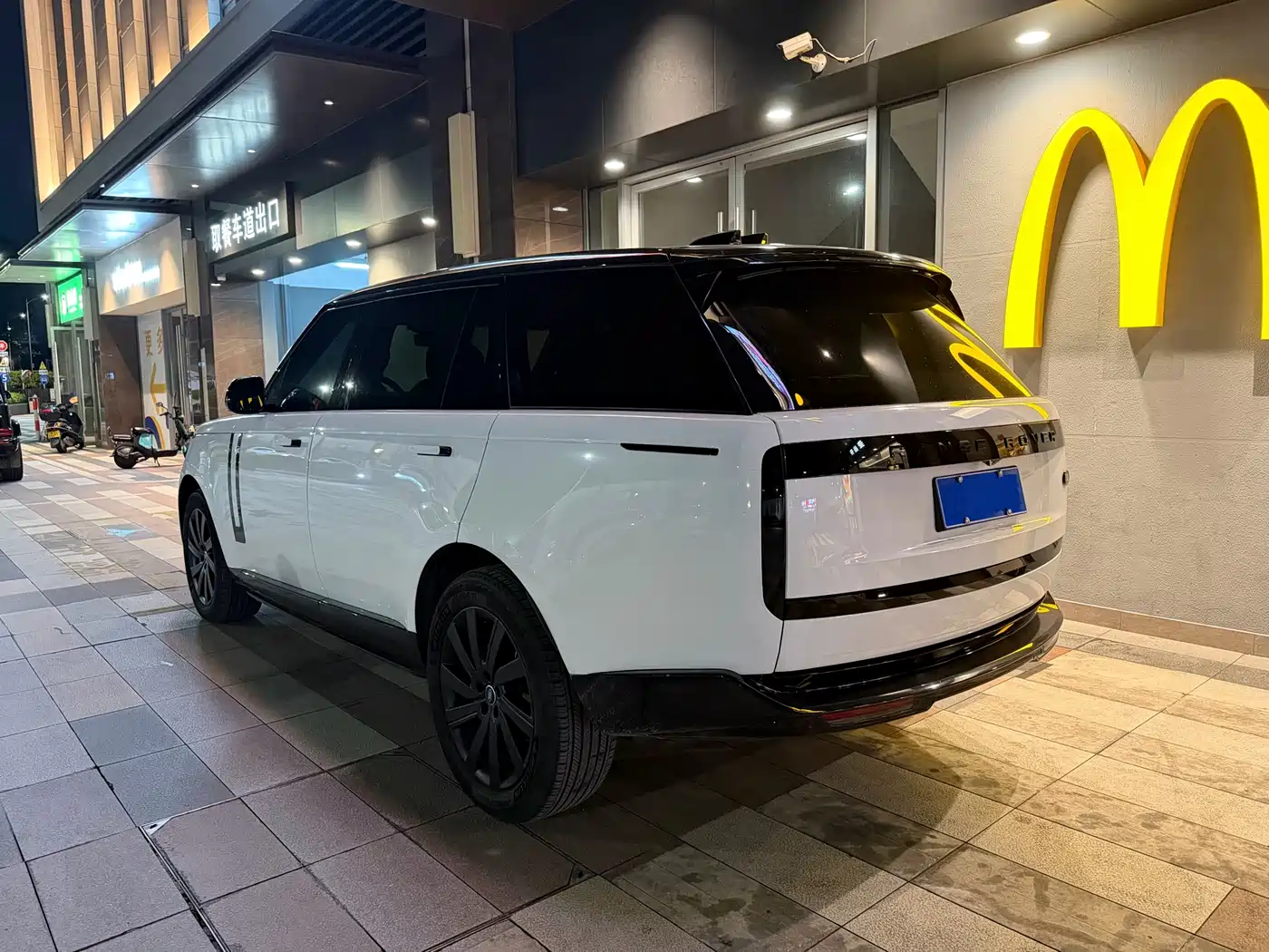 Land Rover Range Rover 2024 3.0 L6 400PS Golden Age Extended 7-Seater фото 3