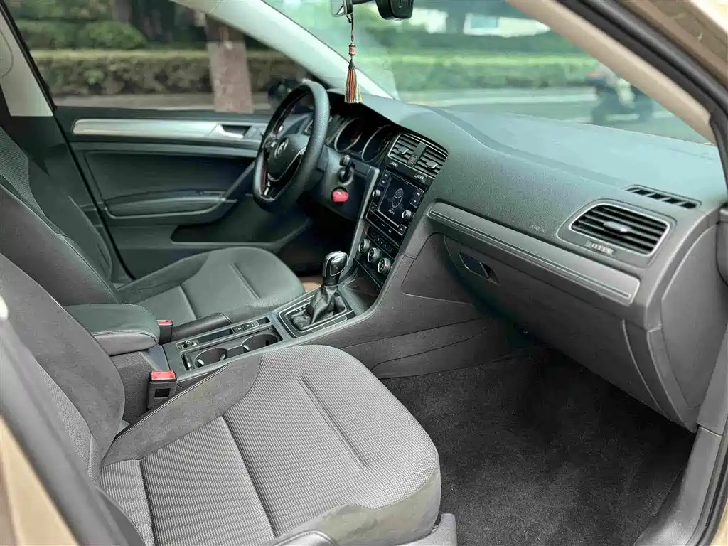 Photo 4 - Volkswagen Golf