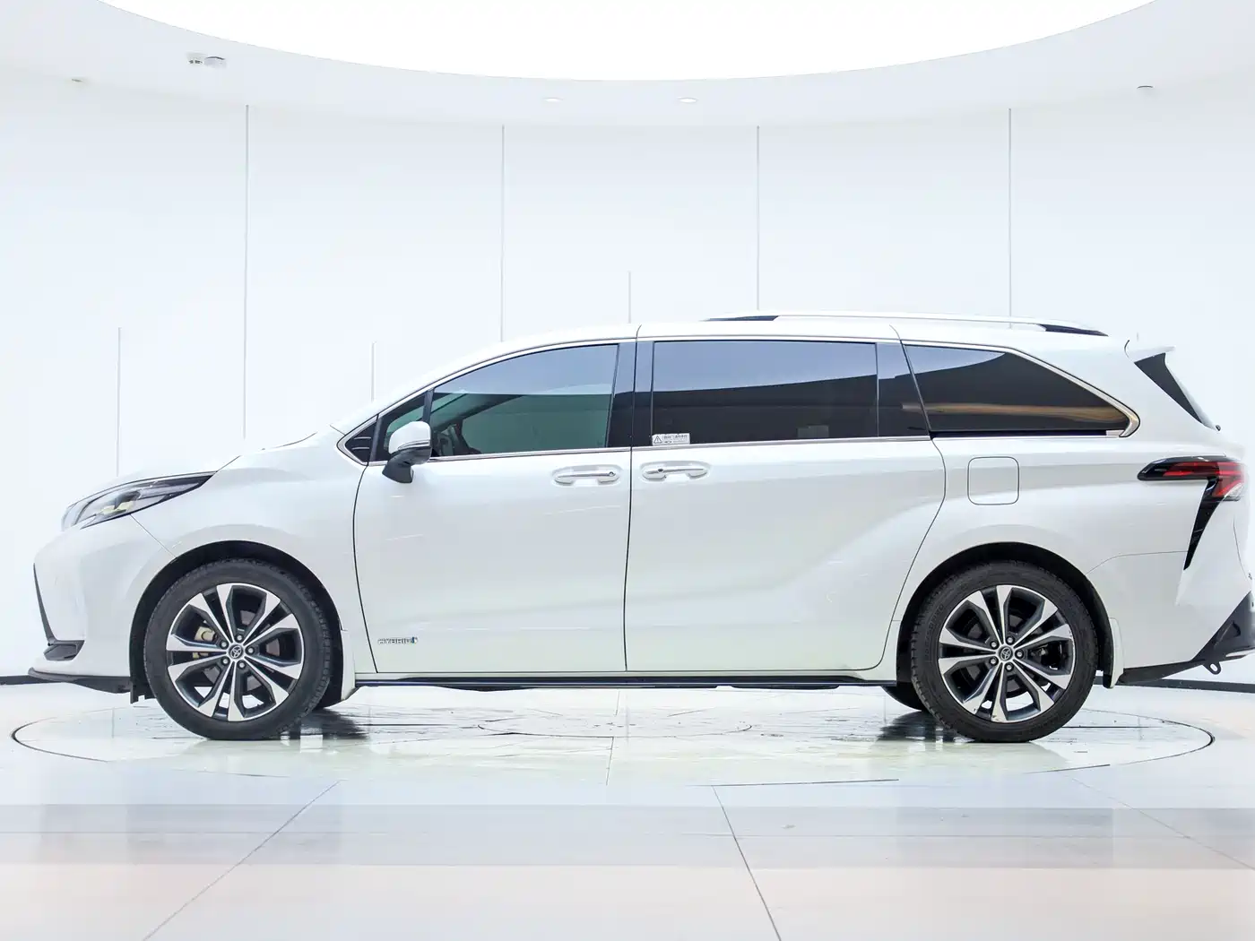 Toyota Granvia 2022 2.5L Hybrid Premium Edition фото 9