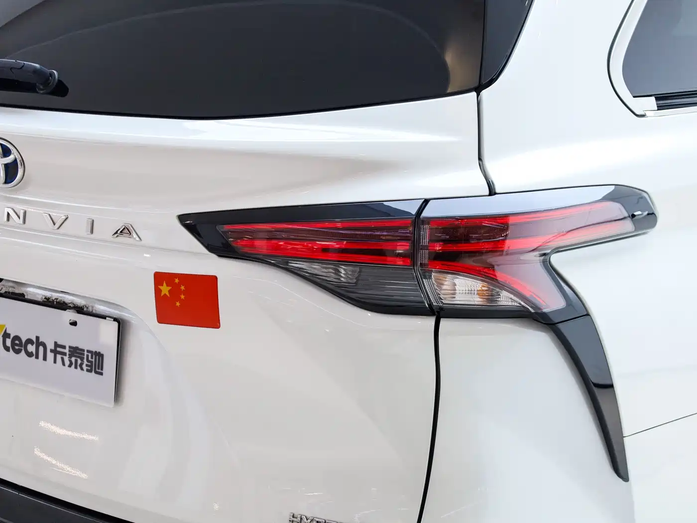 Toyota Granvia 2022 2.5L Hybrid Premium Edition фото 13