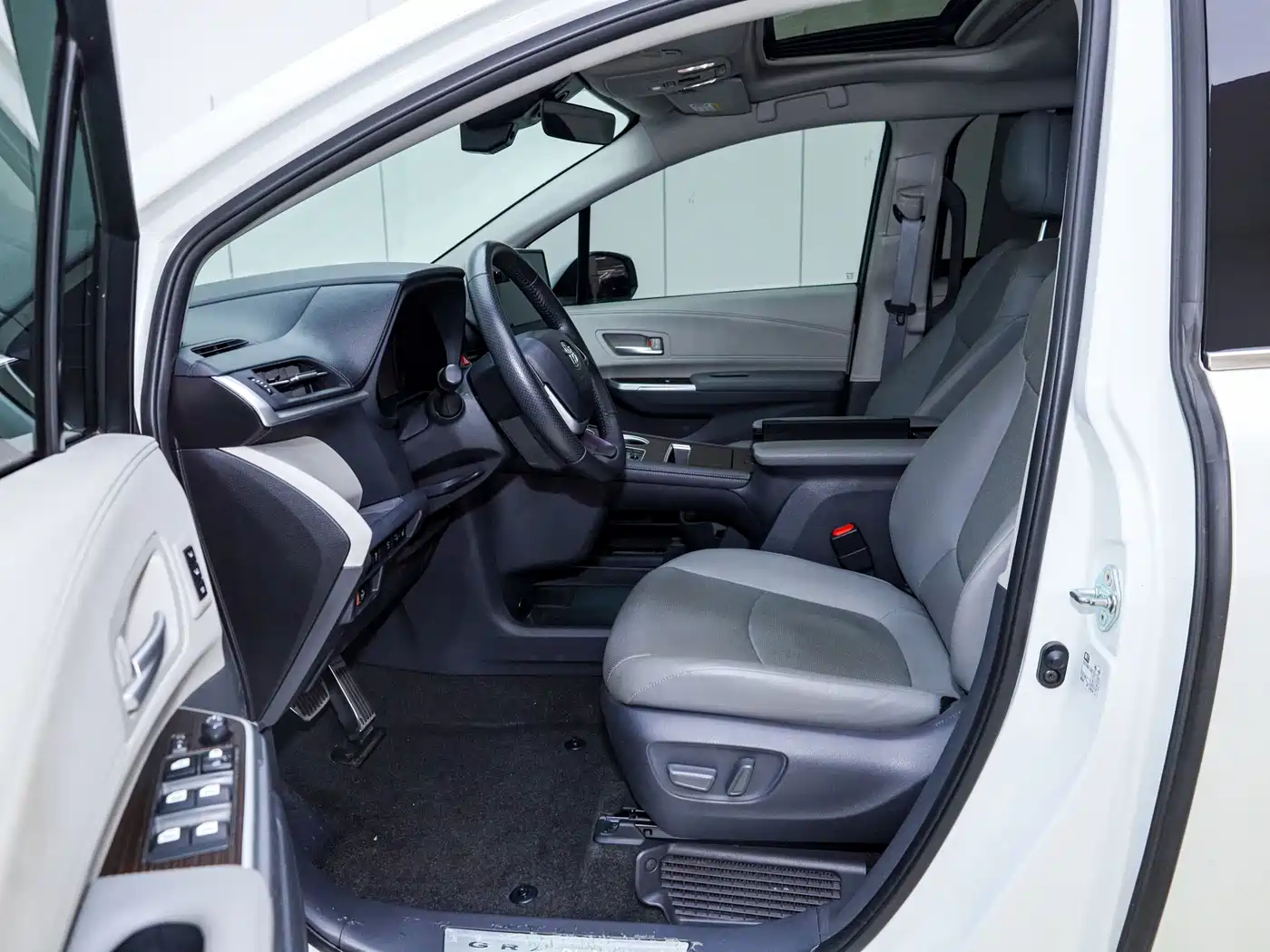 Toyota Granvia 2022 2.5L Hybrid Premium Edition фото 15