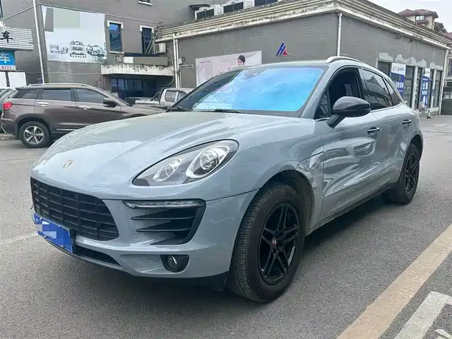 PORSCHE MACAN