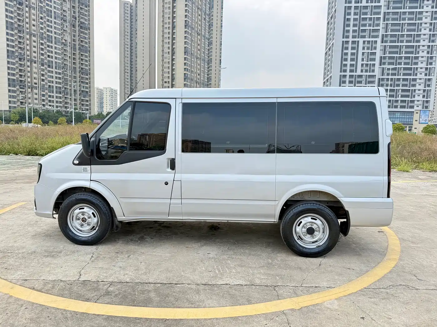 Jiangling JMC Fushun 2025 2025 Model 2.0T 6MT Diesel Short Wheelbase Low Roof Commercial MPV 5/6 Seats with Lift-up Tailgate