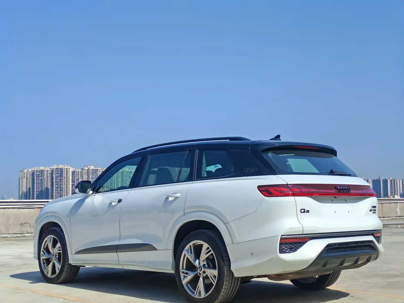 AUDI Q6