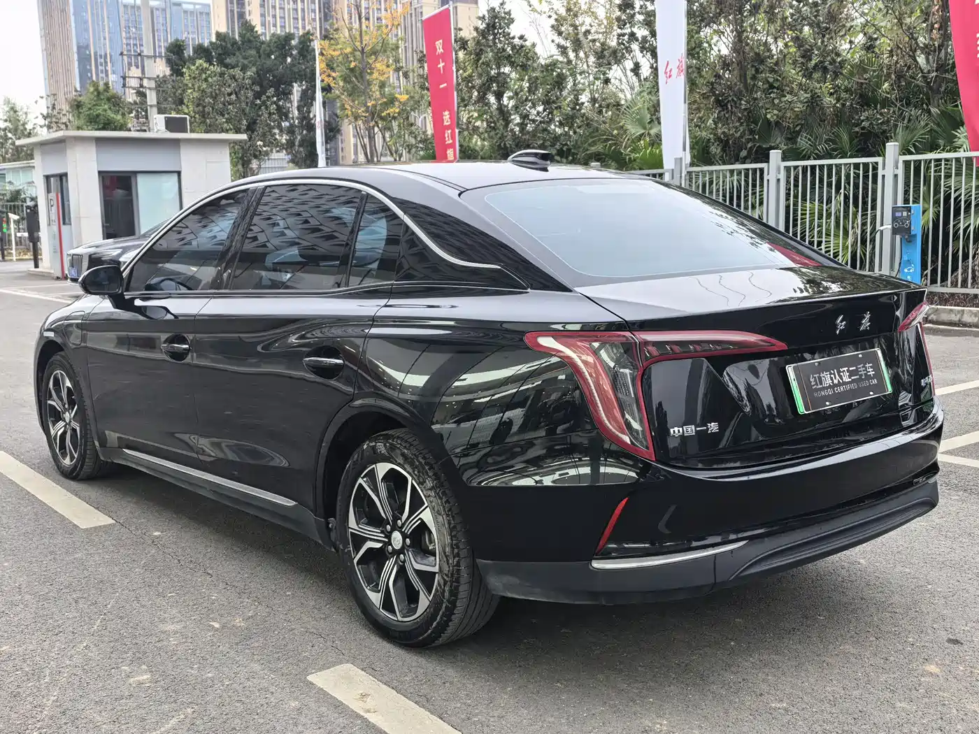 Hongqi E-QM5 2023 Facelift Basic Travel Edition фото 6