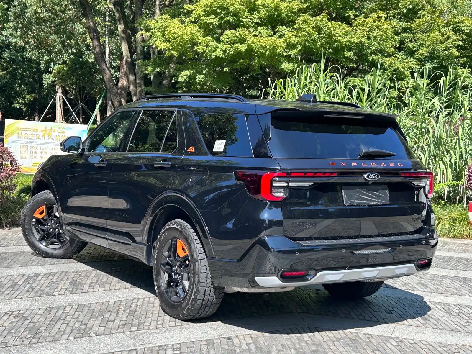Фото 6 - Ford Explorer