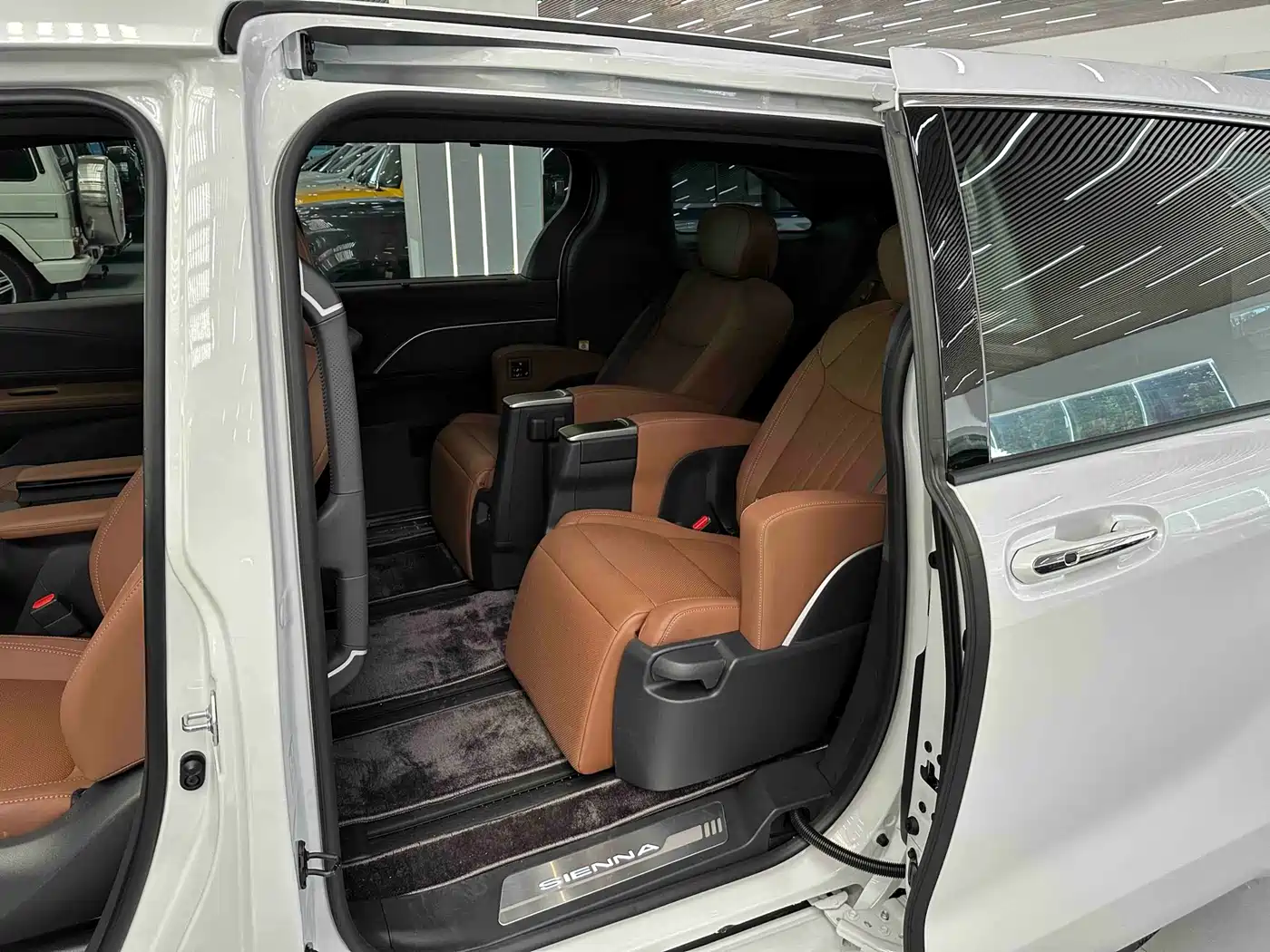 Toyota Sienna 2026 2.5L Hybrid FWD Exclusive Premium Edition фото 10