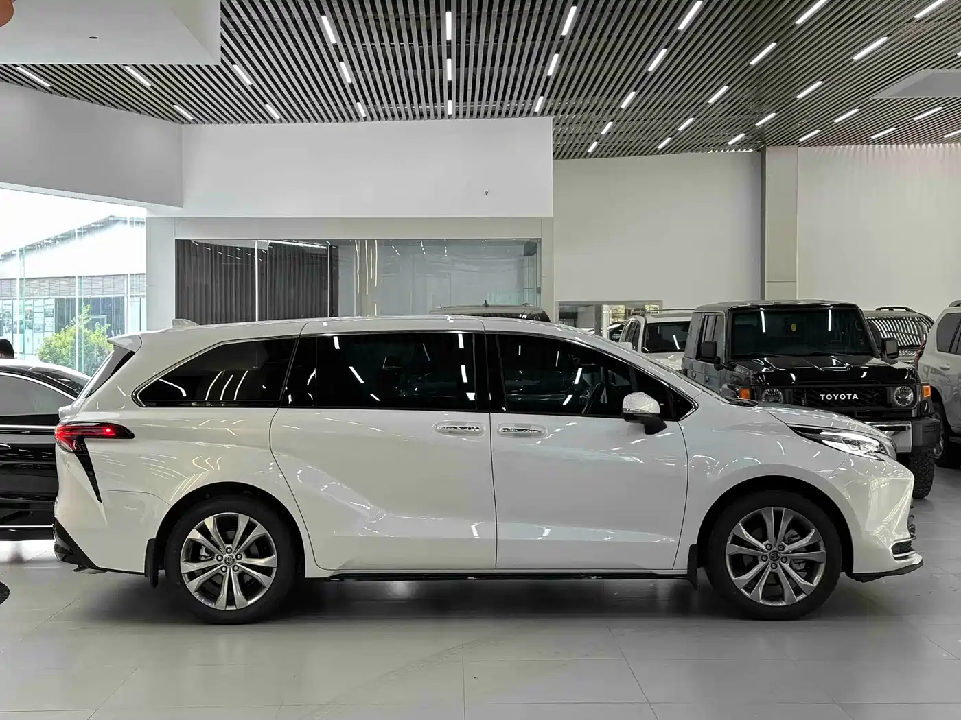 Toyota Sienna 2026 2.5L Hybrid FWD Exclusive Premium Edition фото 4