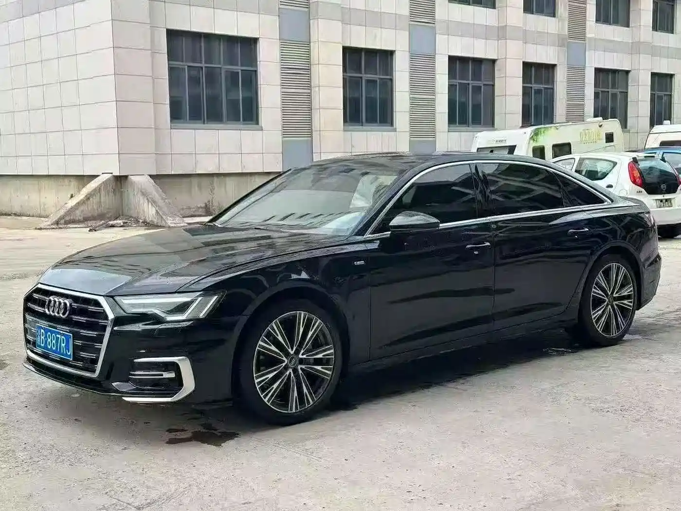 Фото 1 - Audi A6L