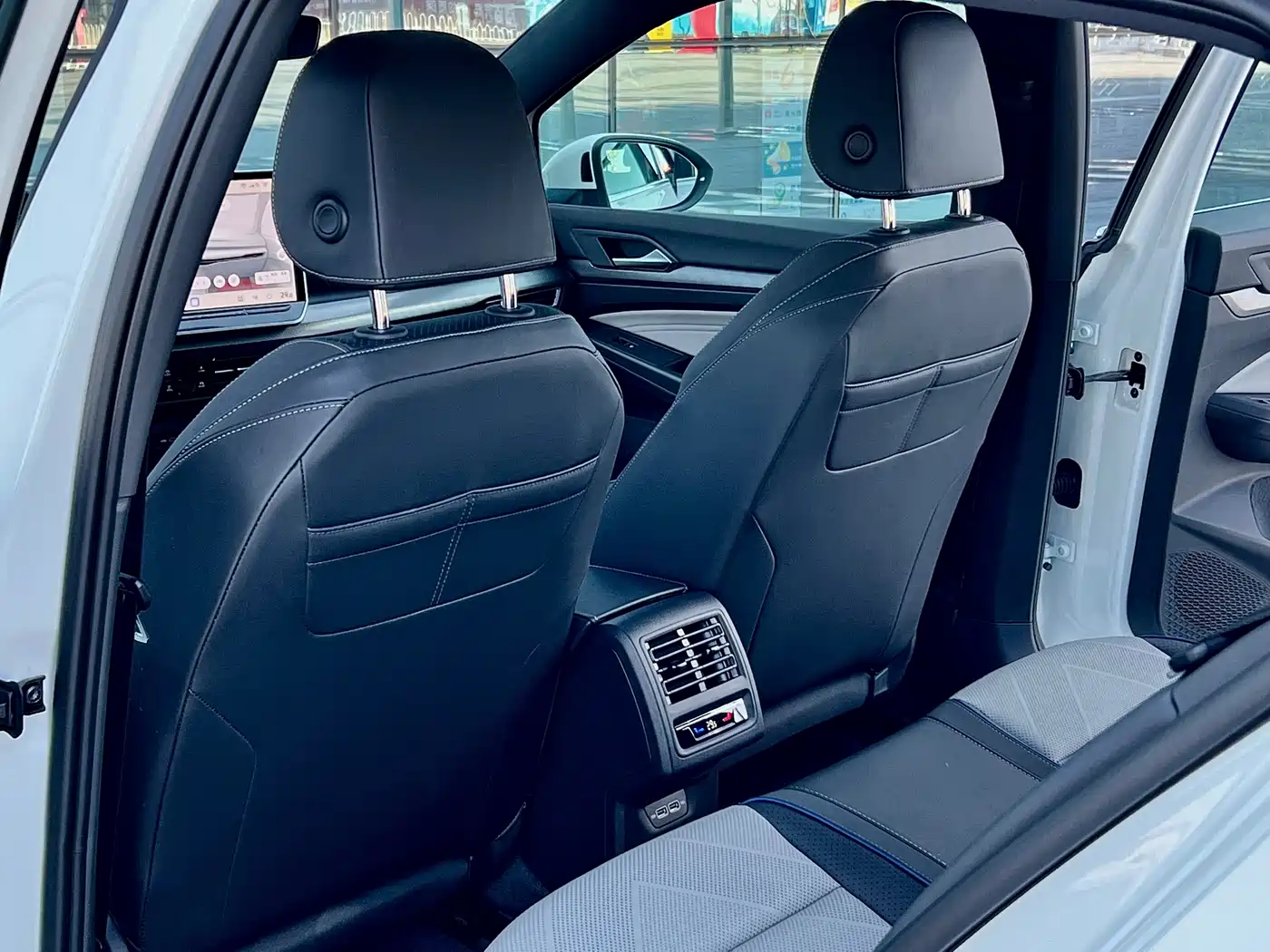 Volkswagen Golf 2025 Facelift 300TSI R-Line фото 13