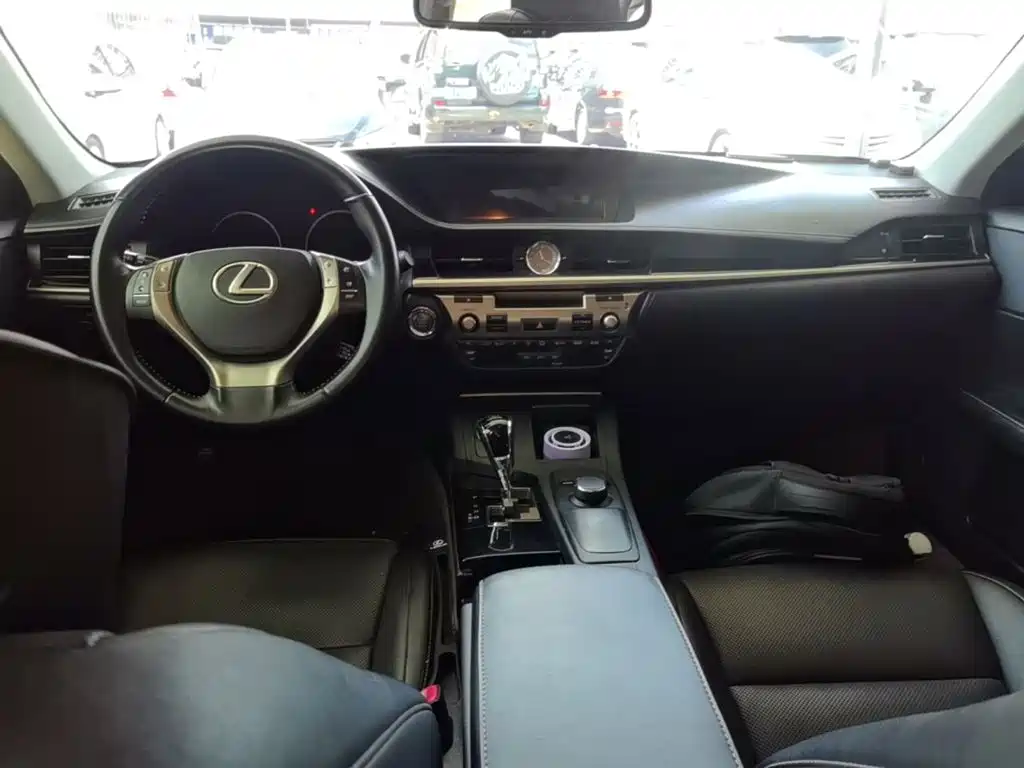 Фото 10 - Lexus ES