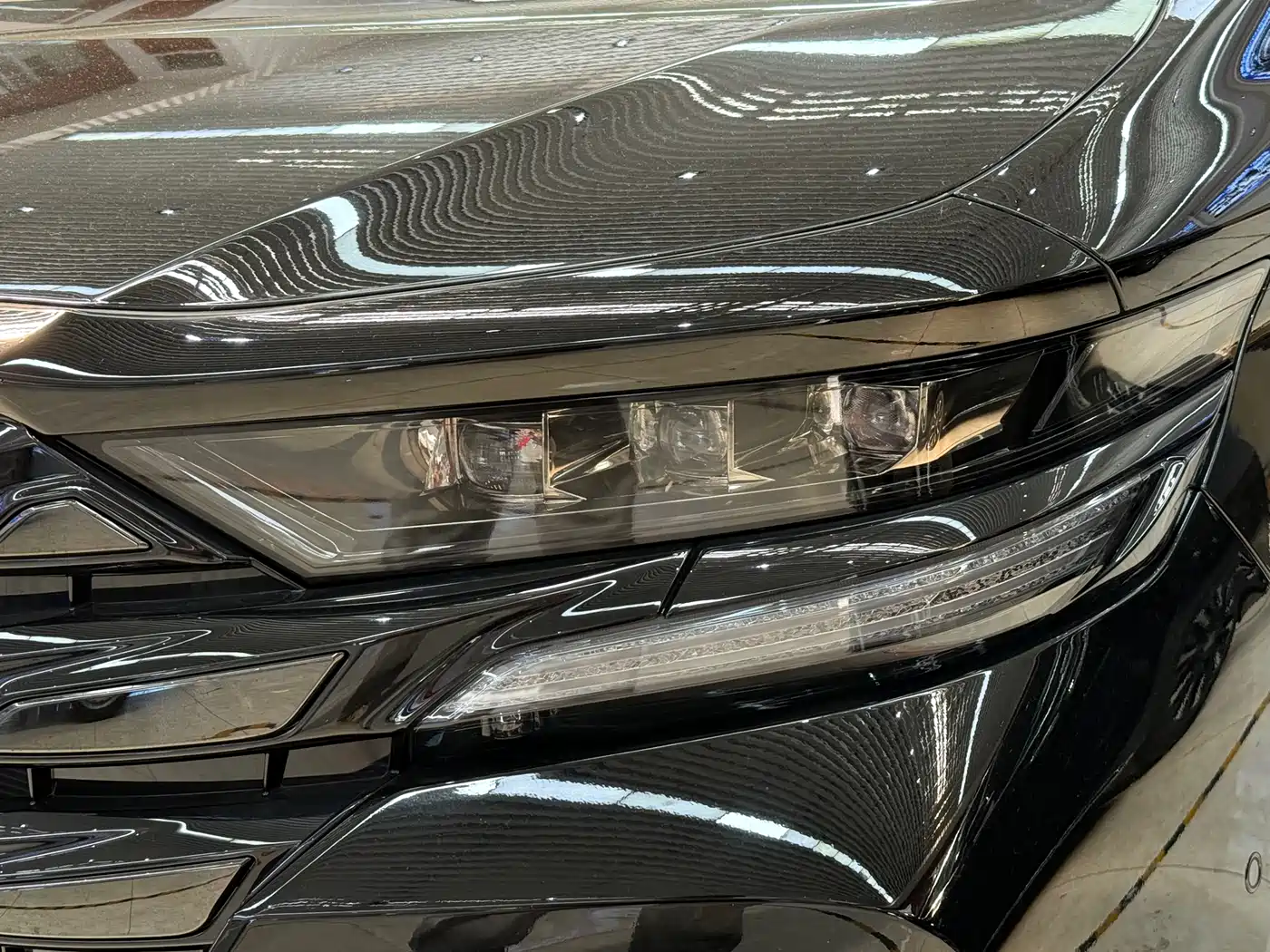 Toyota Vellfire 2025 Crown Hybrid 2.5L Ink Gold Executive Edition фото 10