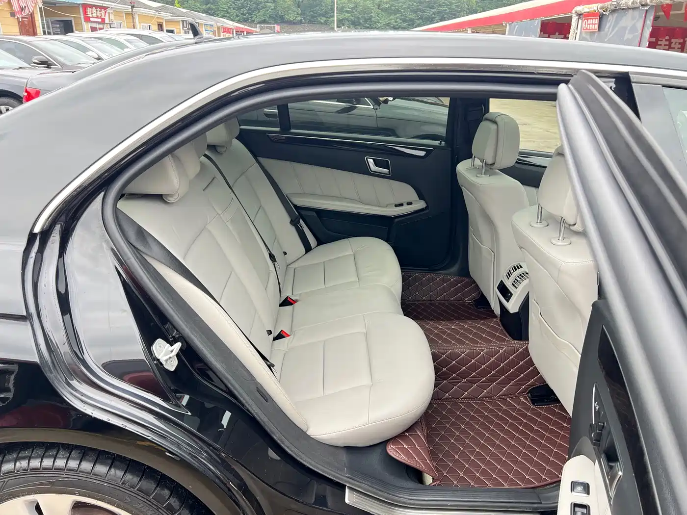 Photo 17 - Mercedes-Benz E-Class