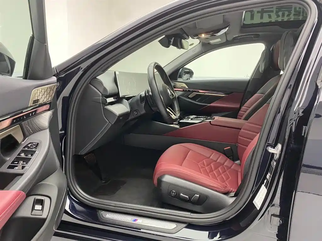 BMW 5 Series 2025 530Li Premium M Sport Package фото 17