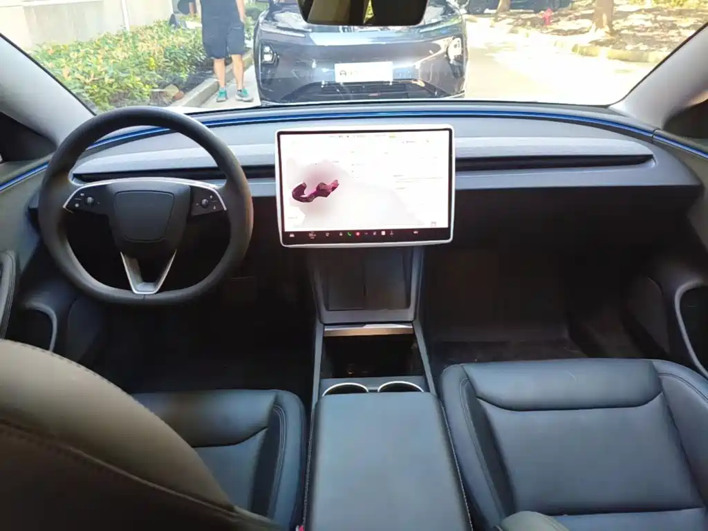 Фото 10 - Tesla Model 3