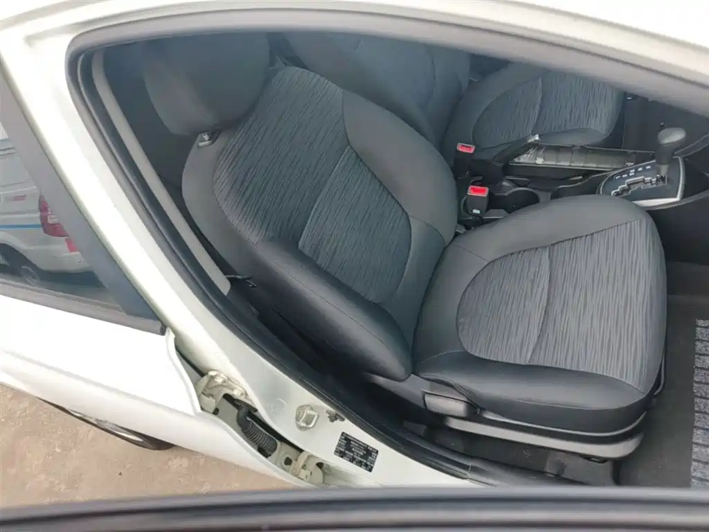 Hyundai Reina 2014 Model 1.4L Automatic GLX фото 25