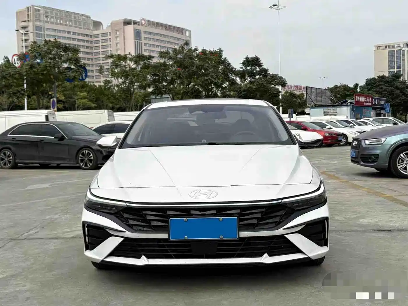 Hyundai Elantra 2023 Model 1.5L CVT LUX Premium Edition фото 2
