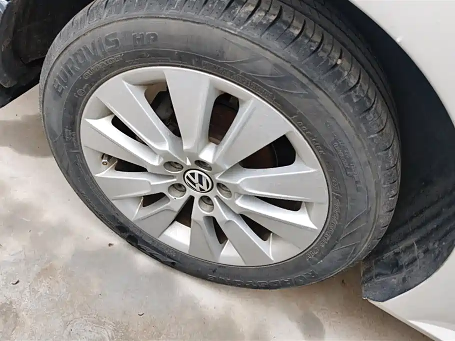 Volkswagen Lavida 2013 1.6L Automatic Comfort Edition фото 6