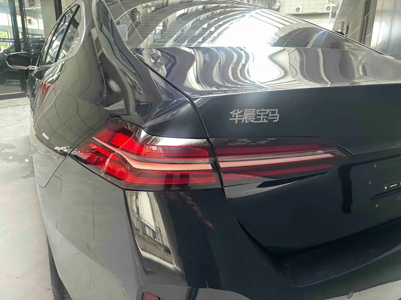 BMW 5 Series 2025 530Li Leading M Sport Package фото 4