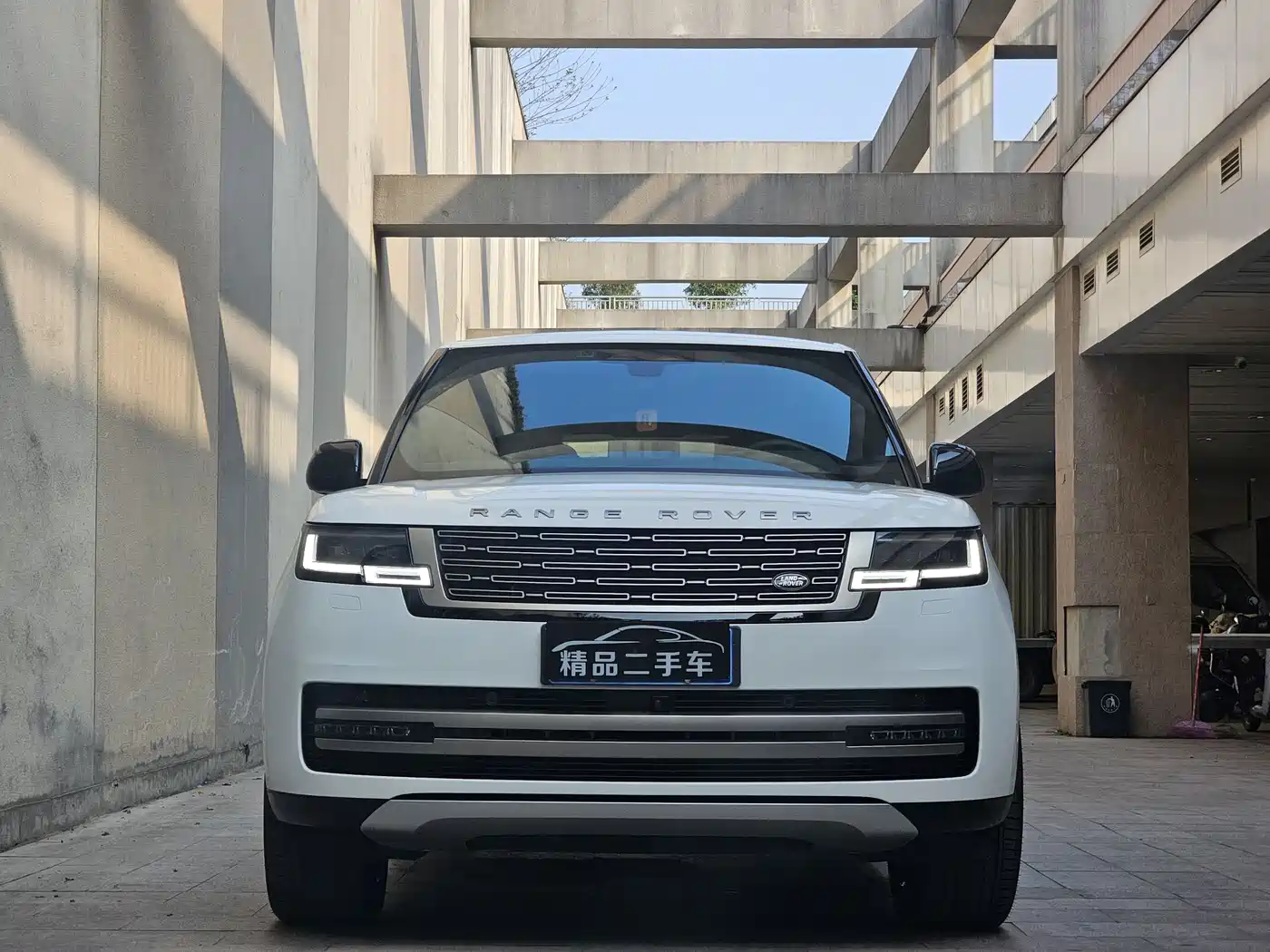 Land Rover Range Rover 2025 3.0 L6 400PS Flourishing Era Extended Wheelbase фото 2