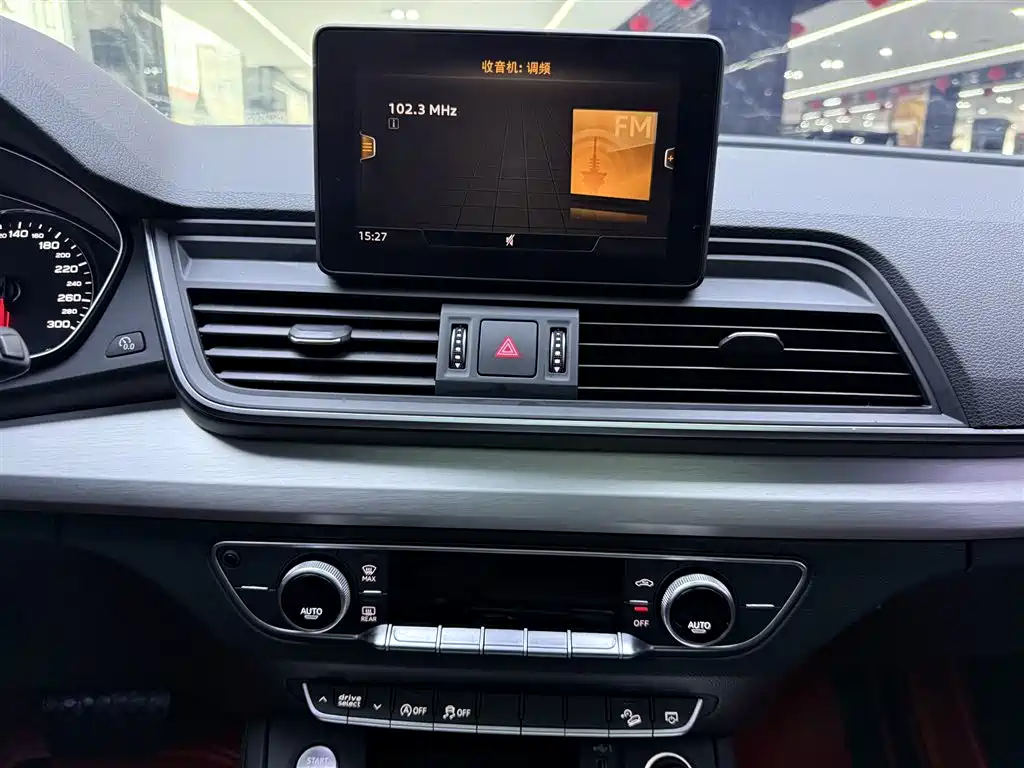 Audi Q5L 2020 Facelift 40 TFSI Honor Fashion фото 28