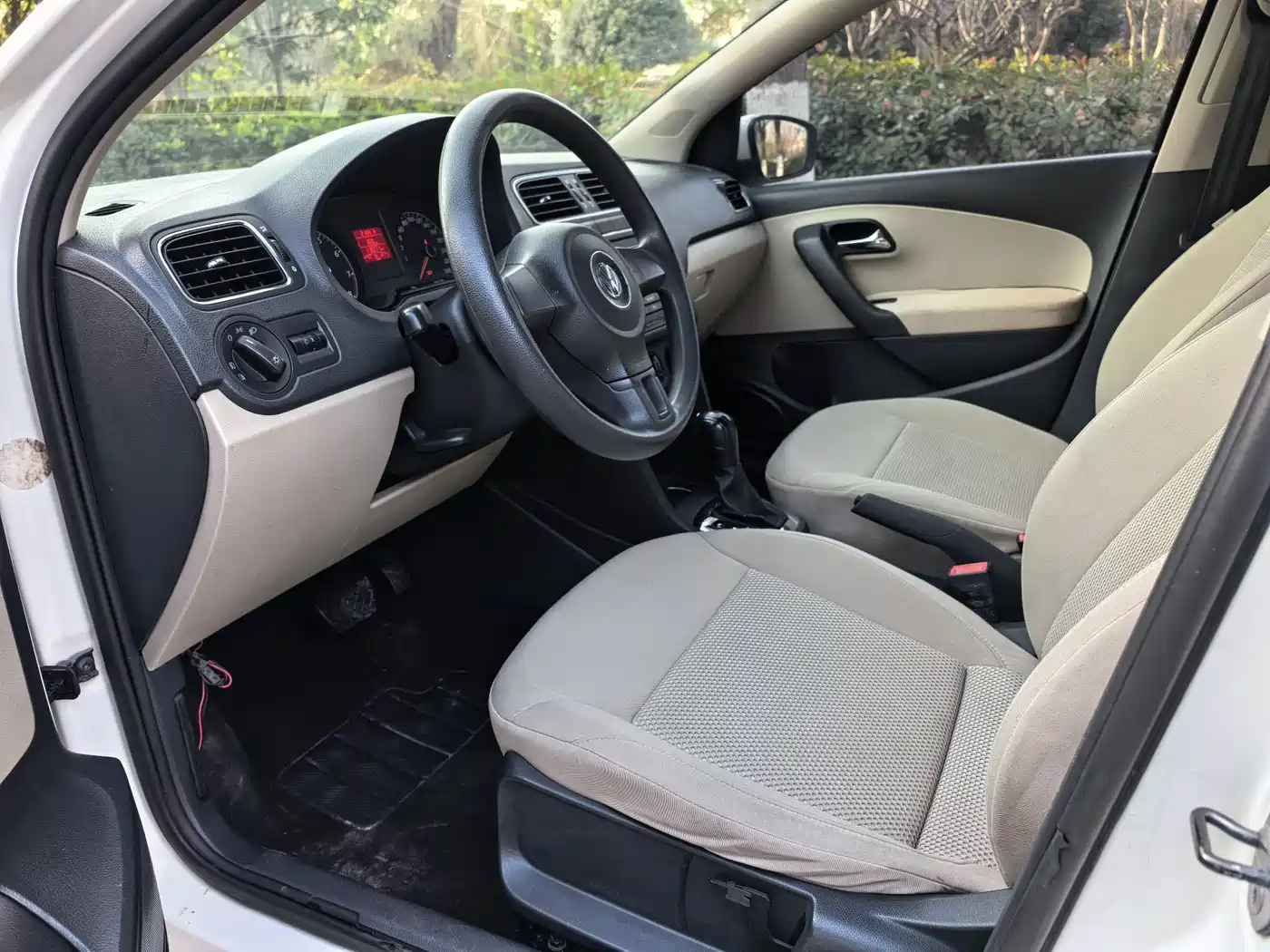 Volkswagen Polo 2011 1.6L Automatic Style Edition фото 13