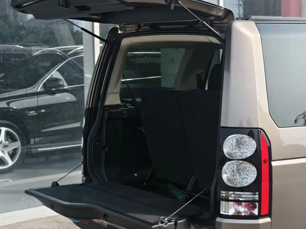 Land Rover Discovery 2015 3.0 SC V6 SE фото 16
