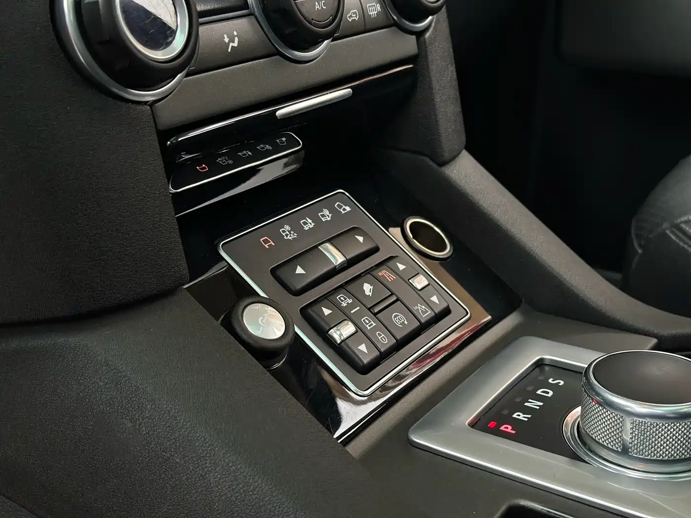 Land Rover Discovery 2015 3.0 SC V6 SE фото 13