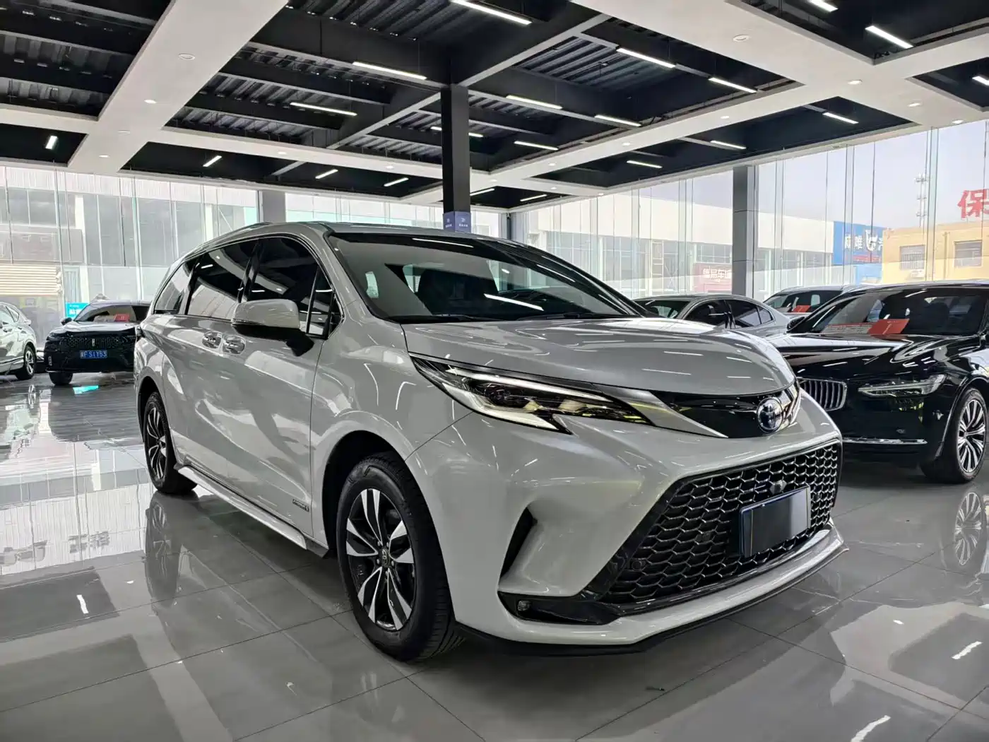 Toyota Granvia 2024 2.5L Hybrid Luxury фото 2