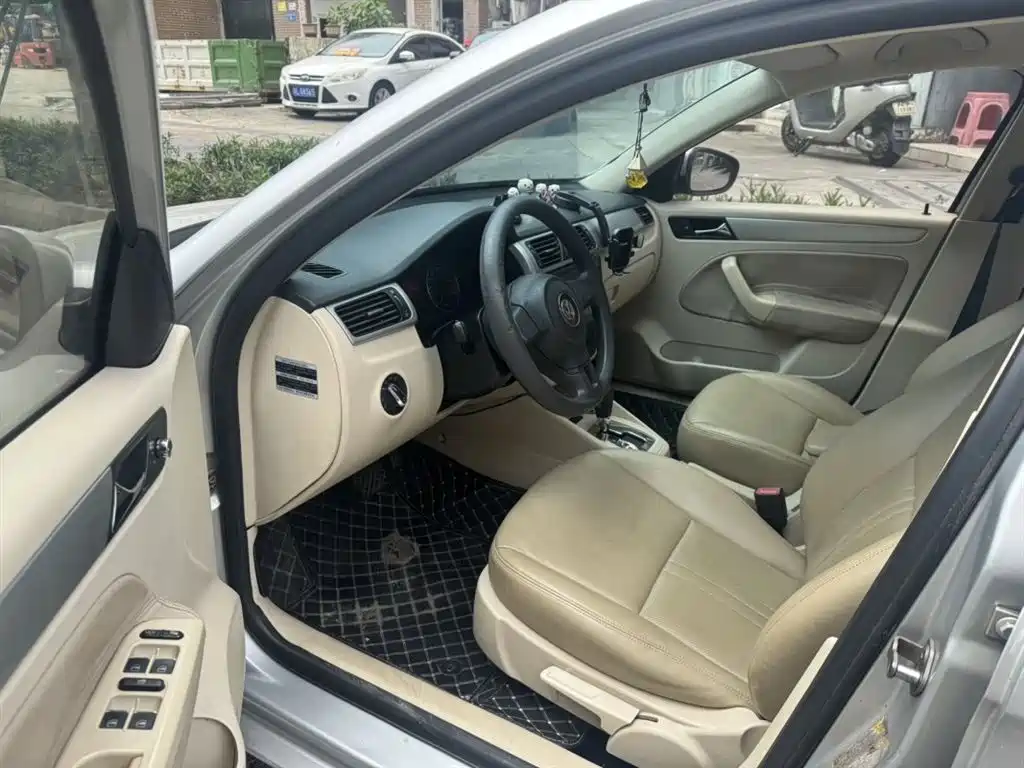 Volkswagen Bora 2012 1.6L Automatic Comfort Model фото 5