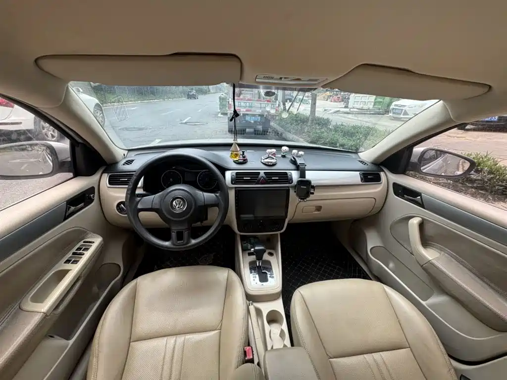 Volkswagen Bora 2012 1.6L Automatic Comfort Model фото 9
