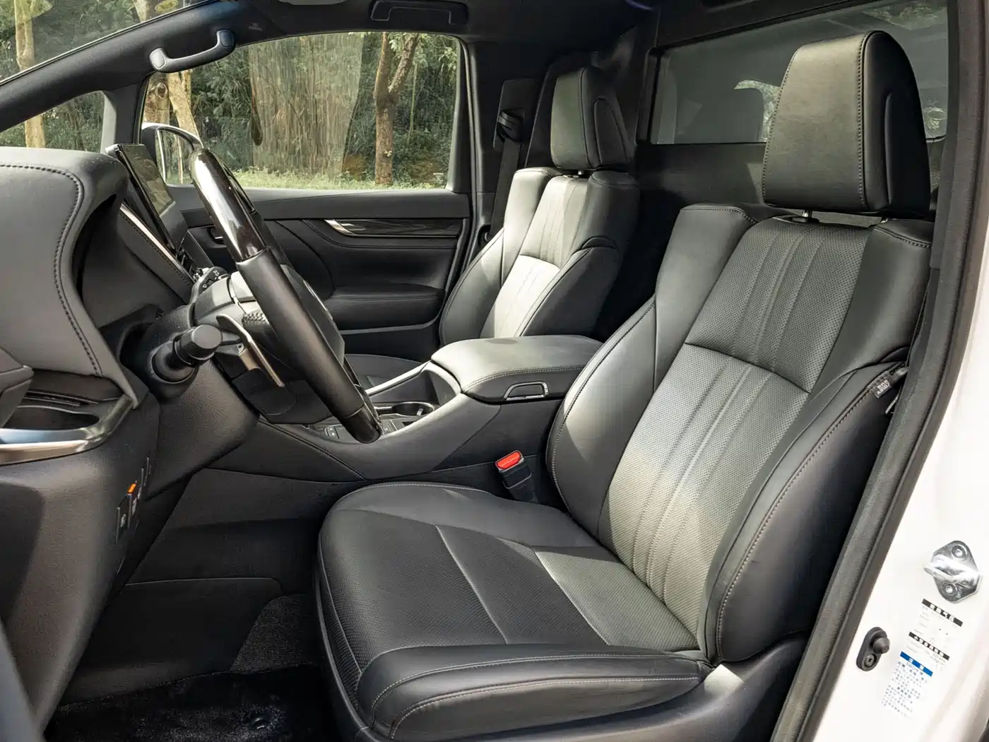 Lexus LM 2020 300h 4-Seat Imperial Edition фото 4