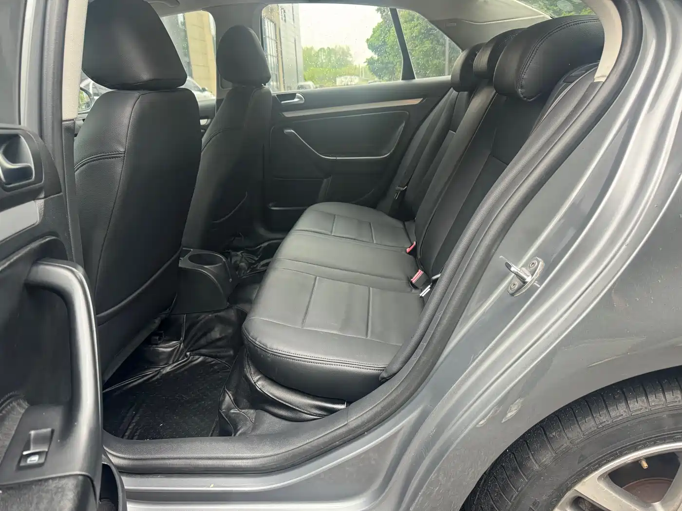 Volkswagen Sagitar 2011 1.6L Automatic Fashion фото 12