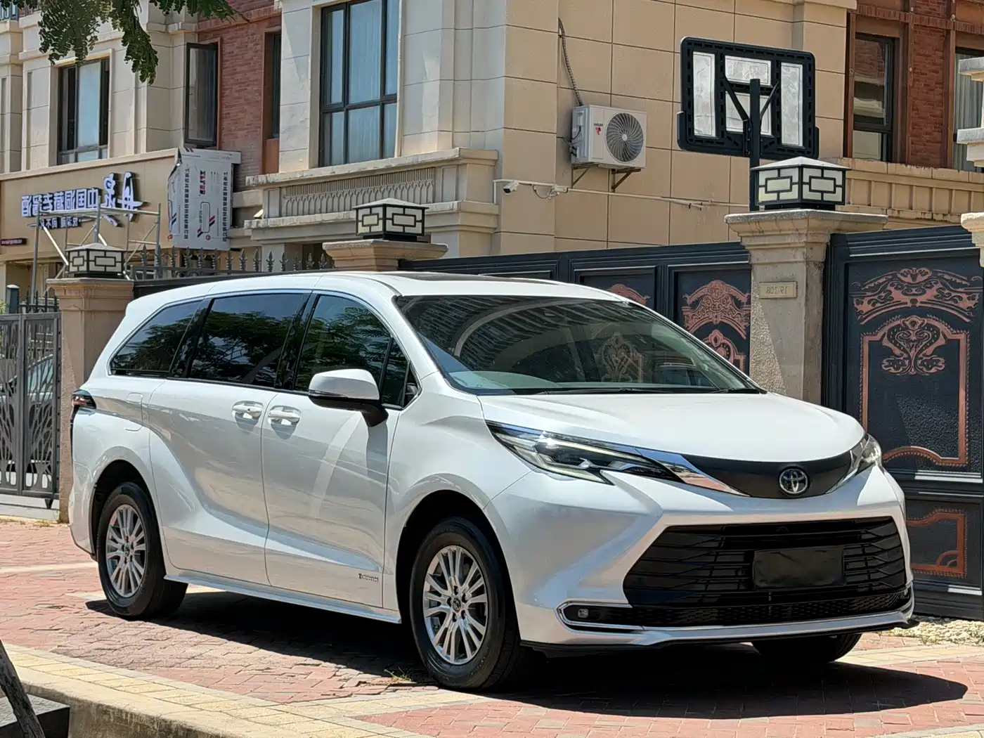 Toyota Sienna 2023 2.5L Hybrid Comfort Edition фото 3