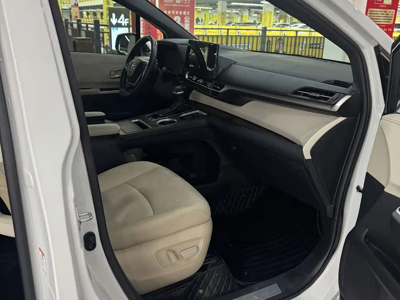 Toyota Granvia 2023 2.5L Hybrid Prestige PLUS Edition фото 15
