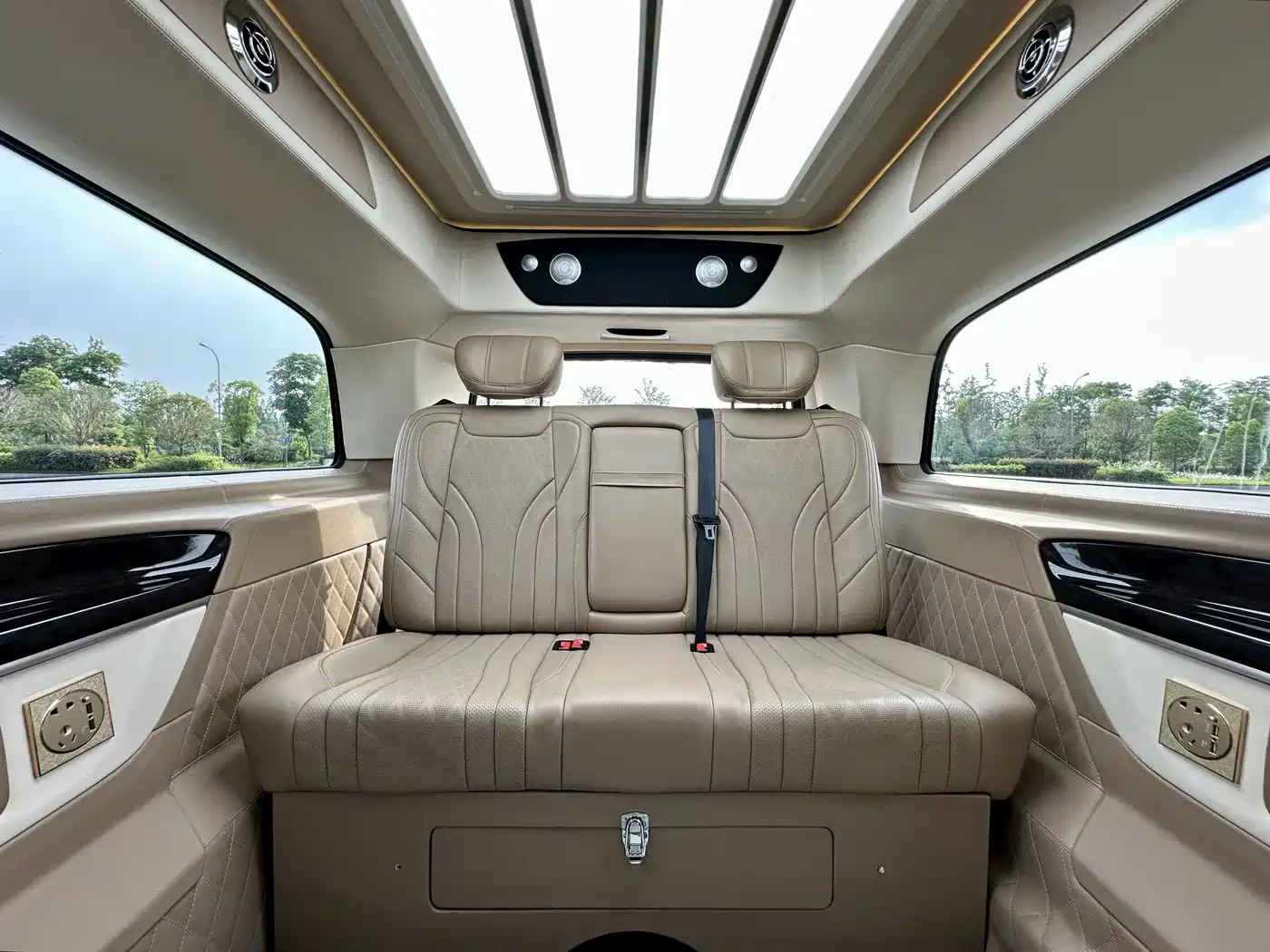Mercedes-Benz V-Class 2018 V 260 L Premium Long Wheelbase Edition China VI фото 16