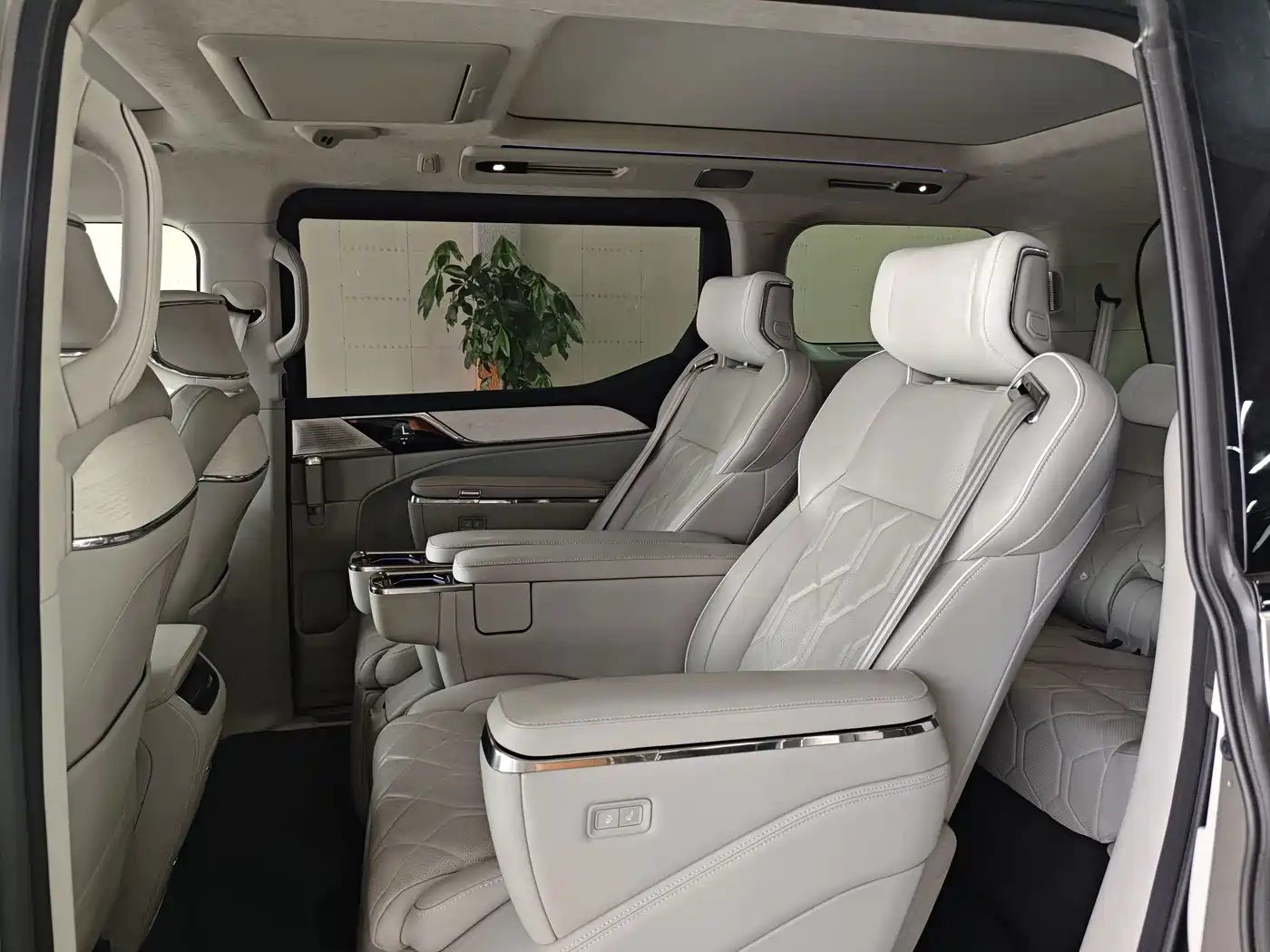Volvo EM90 2024 2025 Ultra Six-Seater
